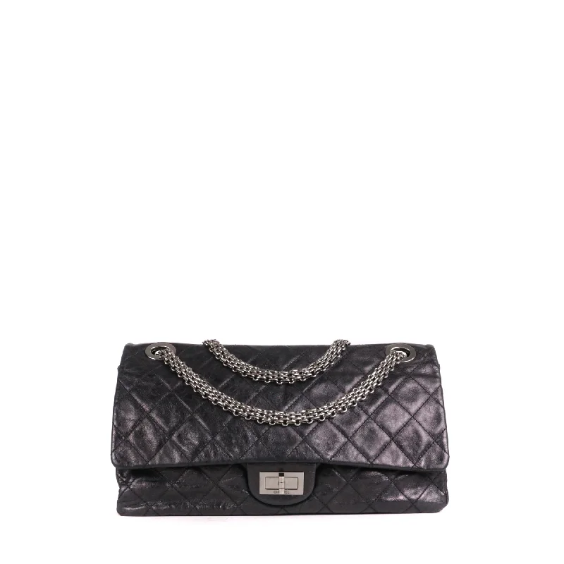 CHANEL - Sac à bandoulière 2.55 Chanel Maxi en cuir froissé noir