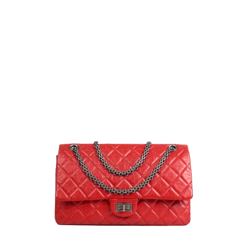 CHANEL - Sac à bandoulière 2.55 Chanel medium en cuir froissé rouge