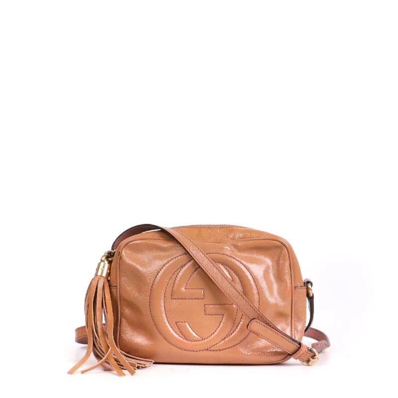 GUCCI - Sac à bandoulière Soho Camera Gucci en cuir verni rose